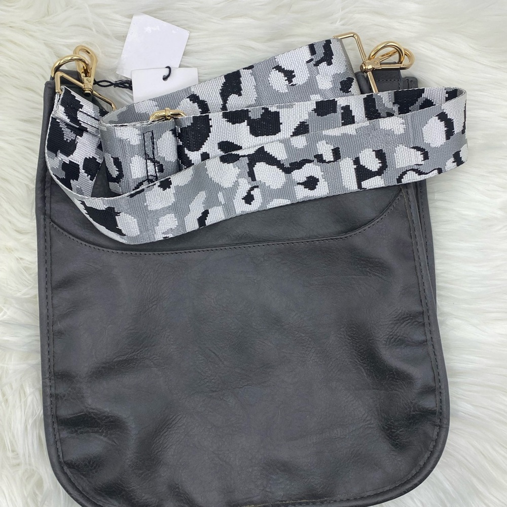 Adorned‎ Cream
Vegan Leather
Crossbody Bag